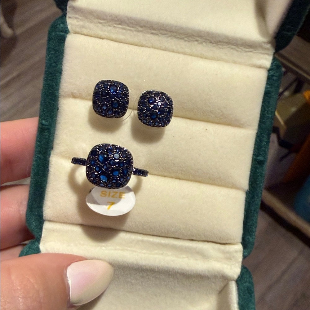 Set of matching earrings and ring bomb party